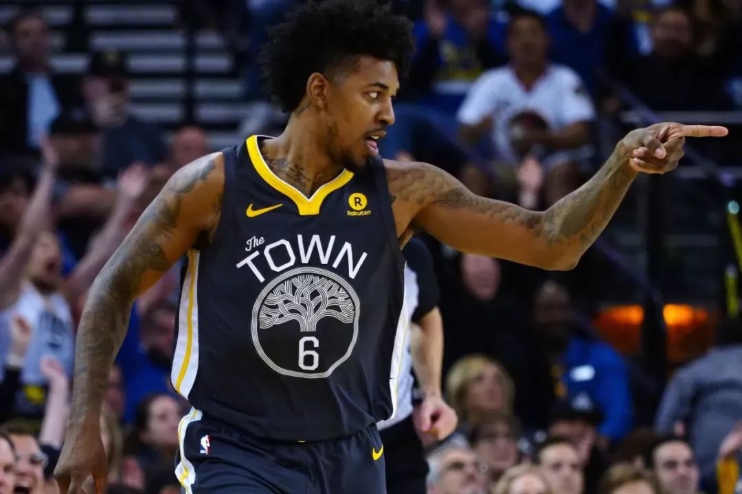 湿滑路面的 湿滑路面的